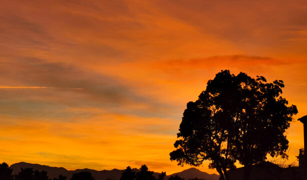 Il cielo in fiamme al tramonto sopra i monti dell&rsquo;Appennino