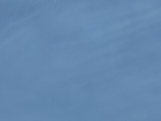 a sunny blue sky, un cielo azul  soleado
