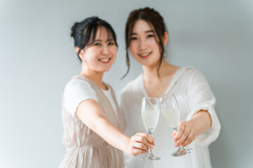 女子会・ホームパーティーでシャンパングラスで乾杯する女性（ママ友・友人・親友）  © buritora