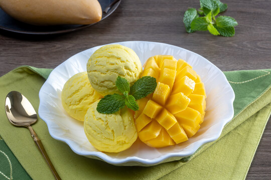 Mango ice cream in the bowl.