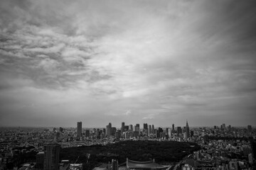 東京渋谷の高層ビルの展望台からの東京市街地の眺め。モノクロームで撮影