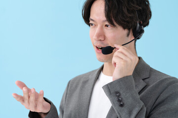 ヘッドセットを付けて話す男性