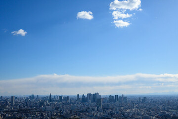 麻布台ヒルズの展望台より東京市街地と新宿副都心の高層ビルをのぞむ