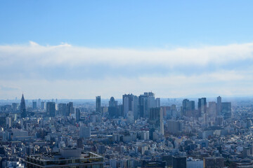 麻布台ヒルズの展望台より東京市街地と新宿副都心の高層ビルをのぞむ