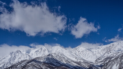 冬の白馬村　冠雪した北アルプス　