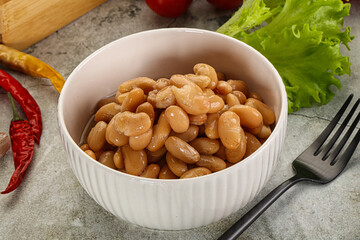 White canned beans in the bowl