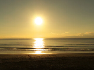 夕陽でオレンジ色に染まる海岸(人物なしVer)