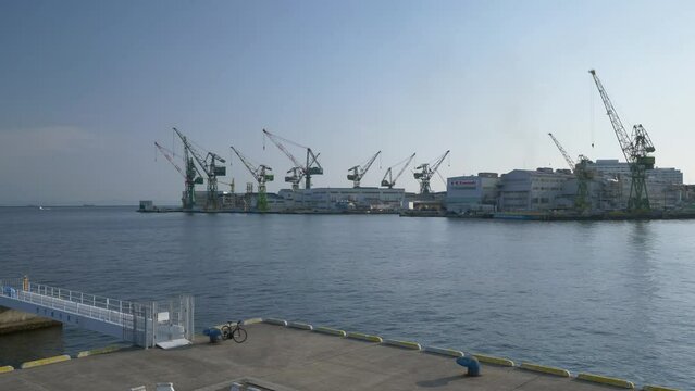 神戸港 高浜岸壁から出航する観光船を中突堤から見る