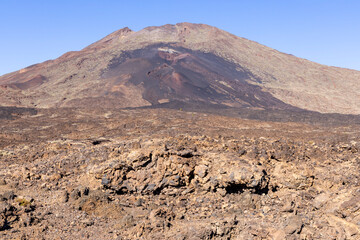 Vulkan Teide auf Teneriffa mit dem schwarzem Lavabereich von dem Ausbruch 1798