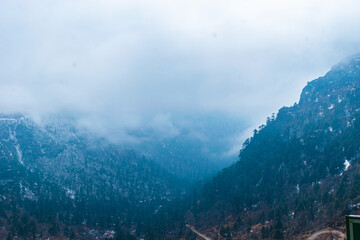 Naklejka premium mountains in the fog