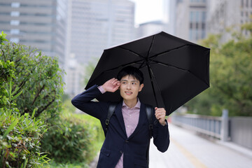 日傘をさすビジネスマン