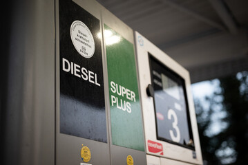 Diesel und Benzin super Plus an der Tankstelle. Zapfsäule
