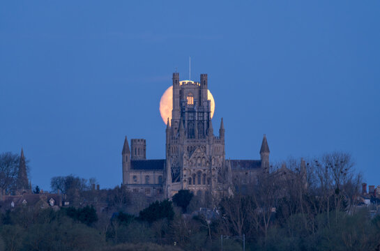 Moonset behind Ely Cathedral, 23rd March 2024