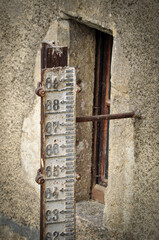 Historische Wasserstandsanzeige: Haus am Fluss