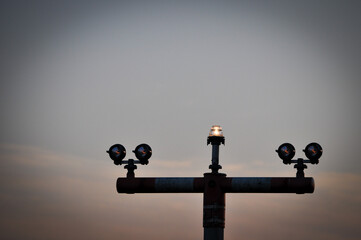 Flugverkehrslampe in der Abenddämmerung