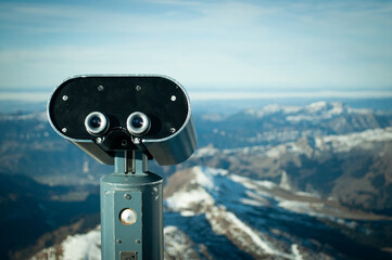 Blick durch das Fernglas: Entdeckung der Bergwelt