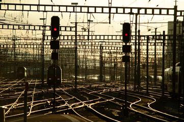 Gleise, Signale und Stromleitungen bei Sonnenuntergang