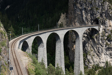 Viaduktbogen: Eisenbahnbrücke über einer Schlucht
