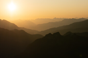 Sonnenaufgang hinter dem majestätischen Bergpanorama