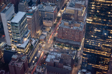 Beleuchtete Hochhäuser von New York aus der Vogelperspektive
