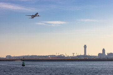 Fototapeta na wymiar (東京都-都市風景)羽田空港と離陸するエアバス２