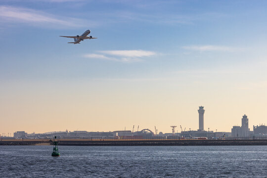 (東京都-都市風景)羽田空港と離陸するエアバス２