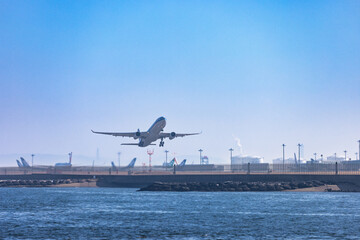 Fototapeta na wymiar (東京都-都市風景)羽田空港と離陸するエアバス３