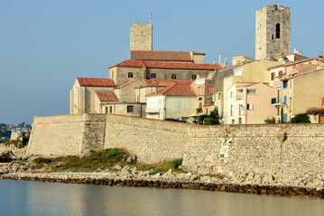 France, côte d'azur, Antibes, la vieille ville avec ses remparts, le château Grimaldi et la cathédrale au bord de la mer méditerranée.