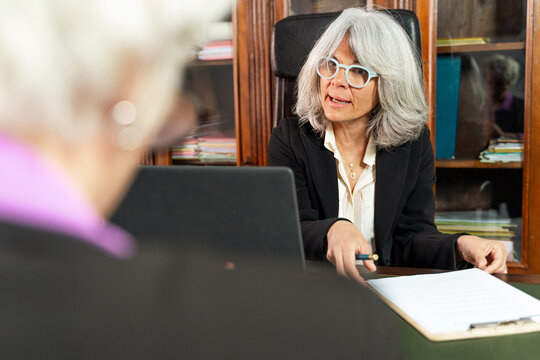 Experienced Female Lawyer in Consultation - Legal Expertise