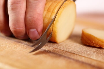 Slicing smoked cheese