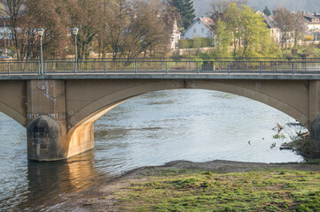Fototapeta na wymiar Rundbogenbrücke aus Sandstein mit Spiegelung