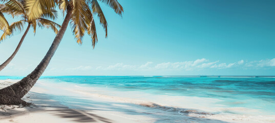 Obraz premium Tropical Paradise: White Sands and Palm Trees by the Ocean