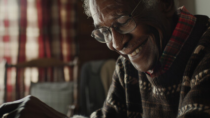 Obraz premium Joyful senior man with glasses reading, immersed in stories.