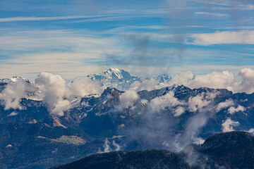 Fototapeta na wymiar Le Mont-Blanc depuis la montagne du Semnoz, Haute-Savoie, France