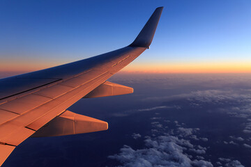 飛行機の窓からの見える翼と景色 - obrazy, fototapety, plakaty