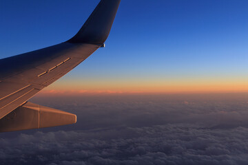 飛行機の窓からの見える翼と景色 - obrazy, fototapety, plakaty