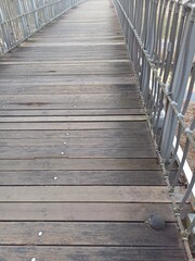 나무로 만들어진 흔들 다리