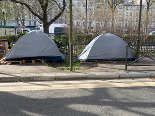 Campement de sans-abris dans la rue à Paris