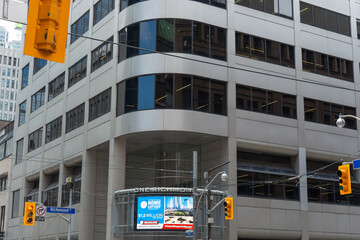 Fototapeta premium exterior and led billboard of 1 Richmond Street West Ltd, a property administration service in Toronto, Canada