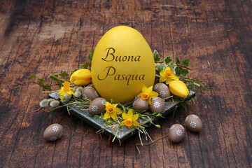 Biglietto d'auguri Buona Pasqua: cestino pasquale con uovo di Pasqua etichettato. - obrazy, fototapety, plakaty