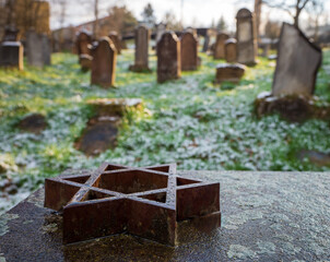 Tombstones and the marking of the Jewish star are typical for Jewish cemeteries.
