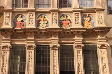 Fototapeta premium Blickfang am Lemgoer Hexenbürgermeisterhaus; Figurenschmuck an der Fassade