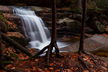Kaskady Myi jesienną porą, Wodospad w Karkonoszach (Przesieka) 