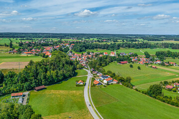 Die Gemeinde Kinsau im bayerischen Alpenvorland zwischen Schongau und Landsberg im Luftbild