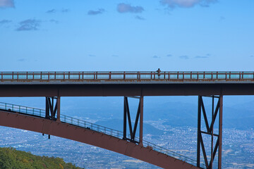 磐梯吾妻スカイラインにある不動沢橋。眼下には福島市街地を遠望できる。絶景ポイント。秋の紅葉も素晴らしい。