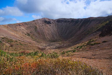 磐梯吾妻スカイラインにある浄土平から吾妻小富士に上ることができる。登ると噴火口を見ることができる。頂上から眼下に広がる浄土平も絶景。