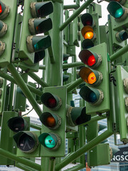Un arbre de feu triclolore en ville