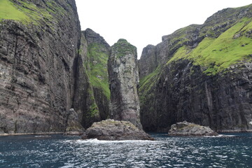 Fototapeta na wymiar The dramatic coastline and green mountains of the Faroe Islands