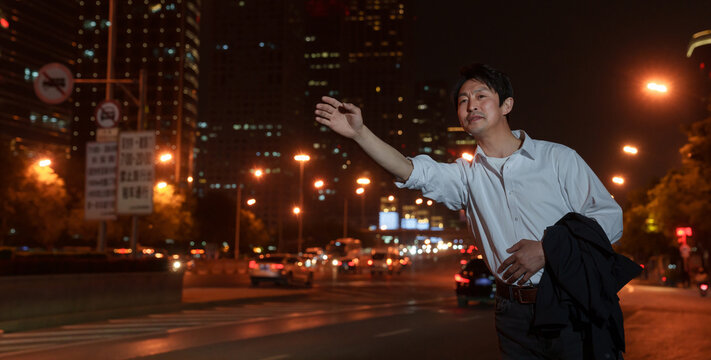 The middle-aged man road the cab driver