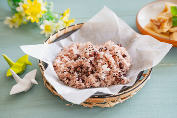 お皿に盛った赤飯